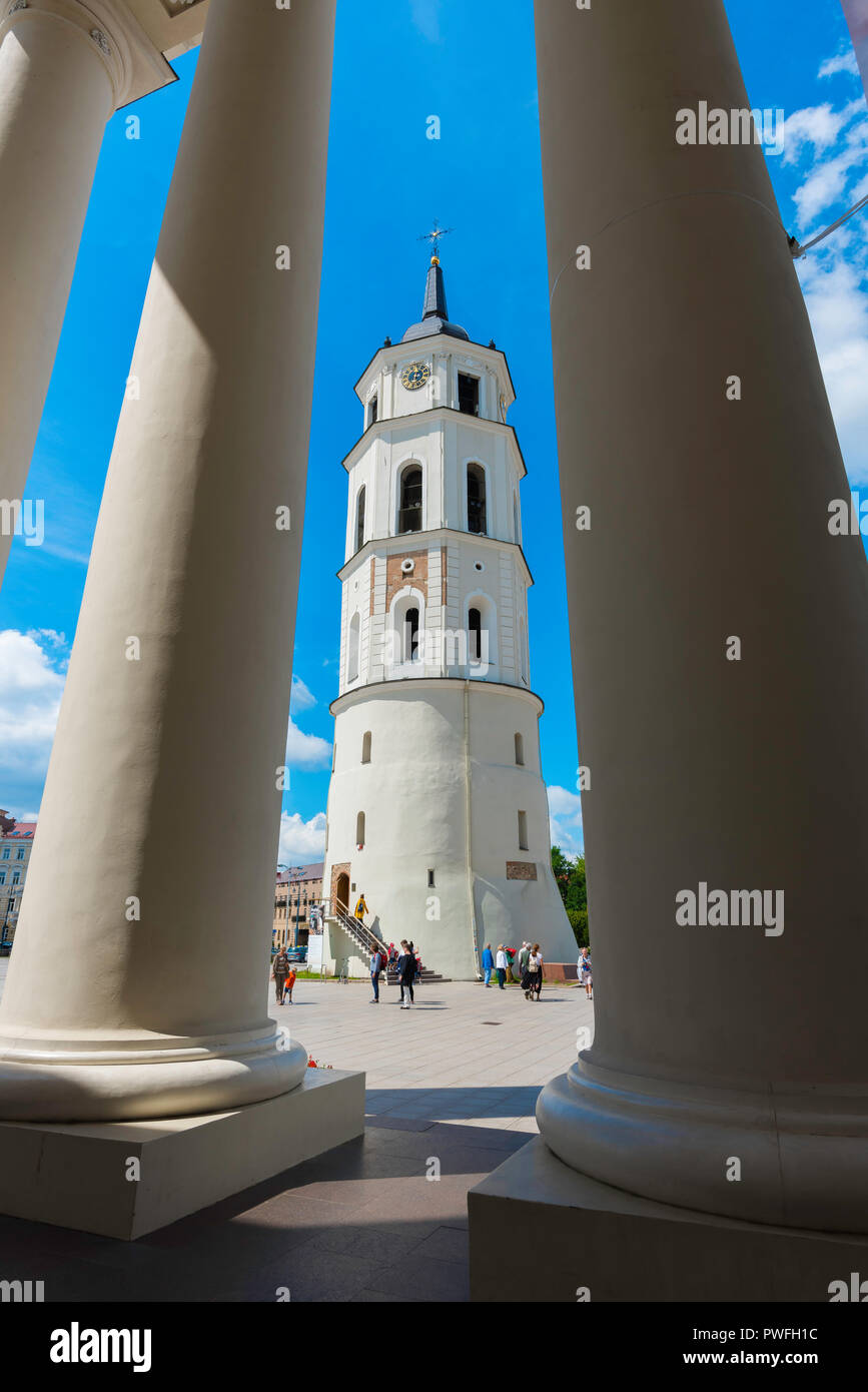 Vilnius Bell Tower, vue entre les colonnes portique néoclassique de la cathédrale de Vilnius vers la 57m de haut clocher blanc à la place de la Cathédrale, Vilnius. Banque D'Images