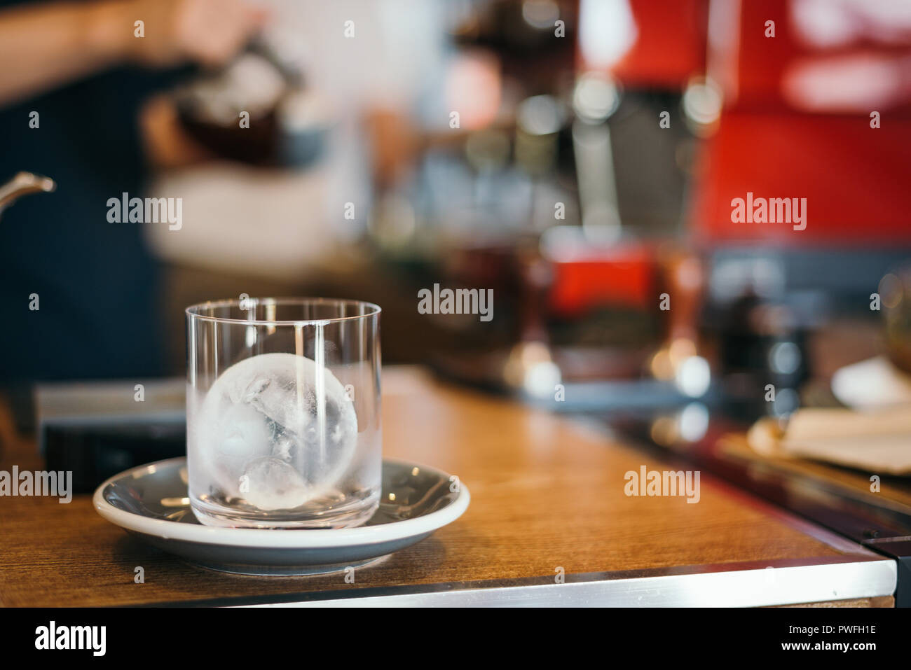 Boule de glace en verre avec blur coffee shop scene Banque D'Images