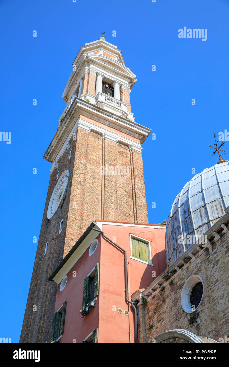 Le Campanile (clocher) de Chiesa Cattolica Parrocchiale dei Santi Apostoli à Campo S.S. Apostoli, Venezia VE, Italie. Banque D'Images