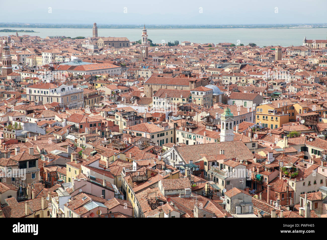 Vue depuis le campanile de la Place Saint Marc à Venise, vers le nord-est, de l'Italie. Banque D'Images