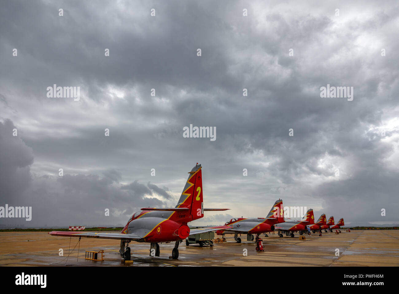 Advanced jet trainer CASA C-101 Aviojet, connu sous le nom de patrouille de l'Aigle, contre ciel nuageux. Banque D'Images