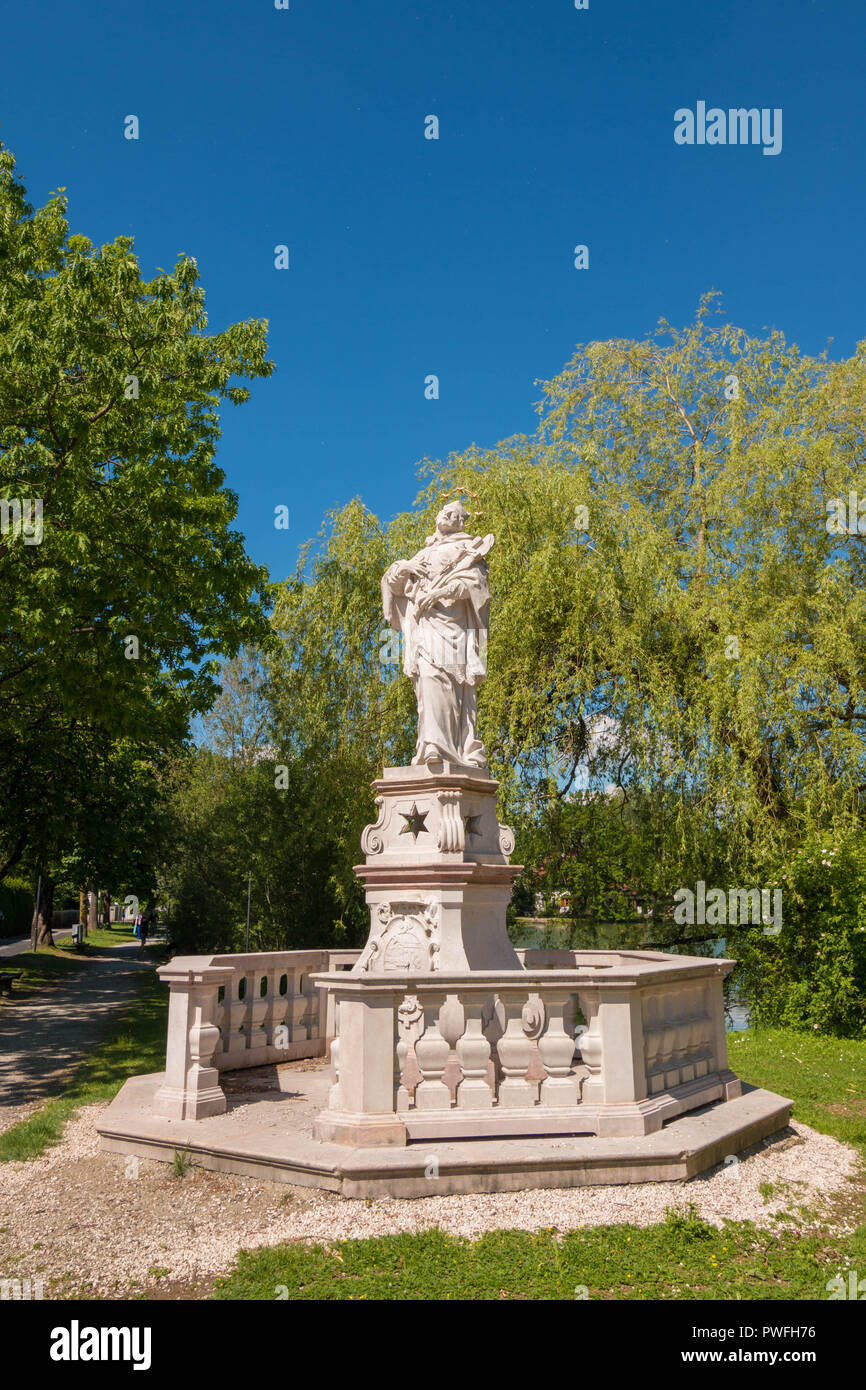 Statue de saint Jean Népomucène dans un parc près de Leopoldskroner Weiher lake, Salzbourg, Autriche. Saint John Neponuk est protecteur contre les inondations et la noyade Banque D'Images