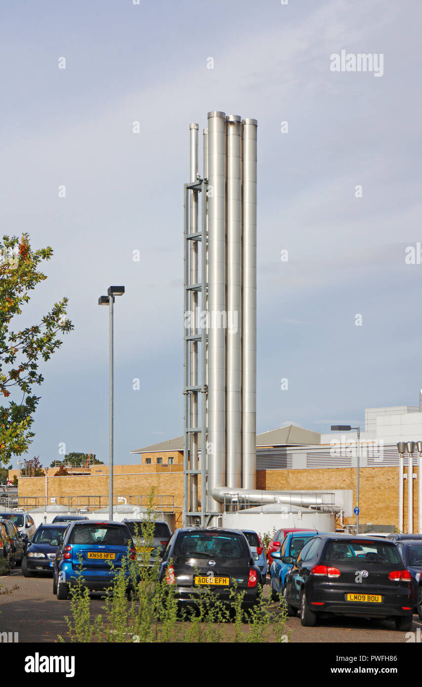 Une vue de l'Édifice de l'Ouest avec des cheminées d'aération du Norfolk et Norwich University Hospital, Norwich, Norfolk, Angleterre, Royaume-Uni, Europe. Banque D'Images