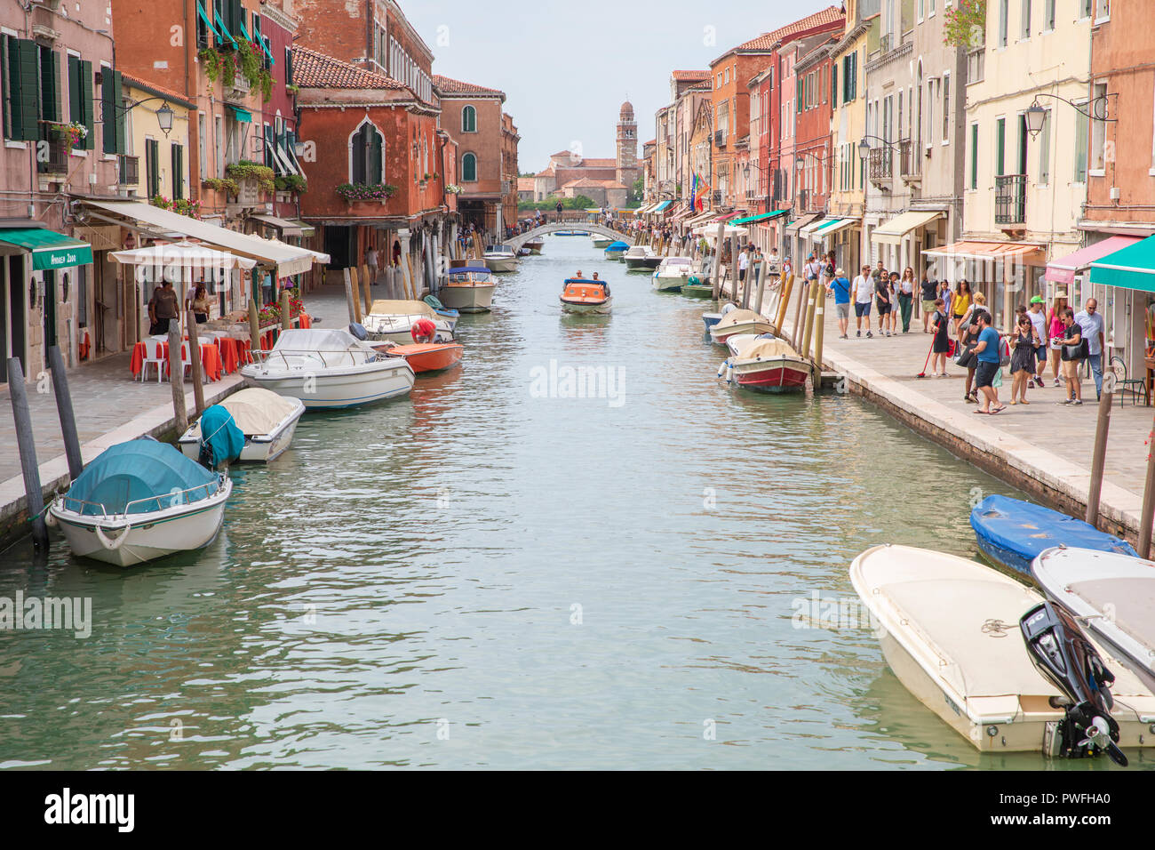Fondamenta dei Vetrai, une des rues principales sur l'île de Murano, Venise, Italie. Banque D'Images