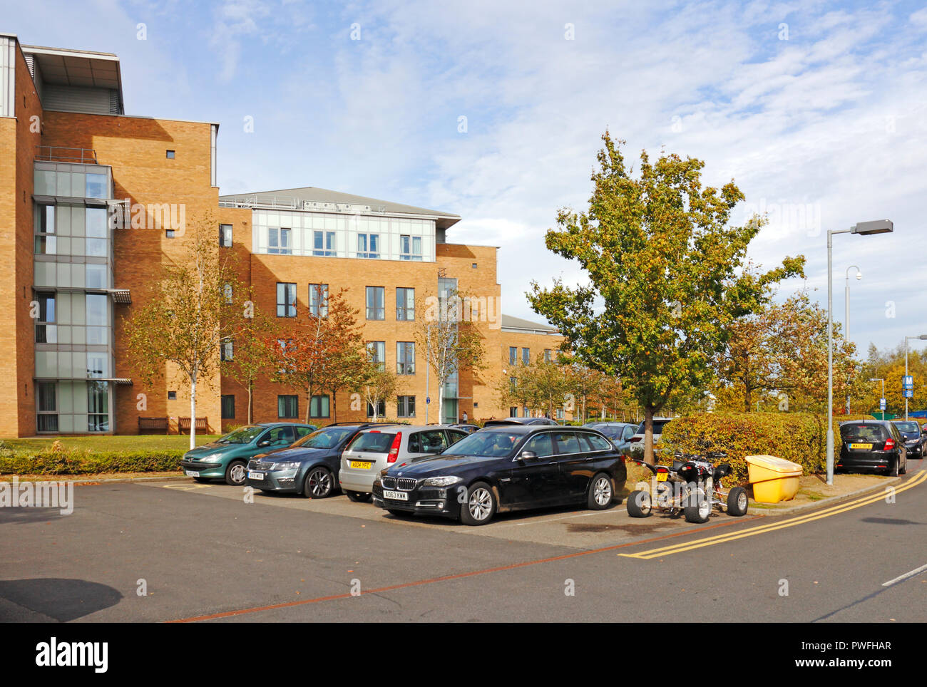 Une vue de l'Édifice du Centre au Norfolk et Norwich University Hospital, Norwich, Norfolk, Angleterre, Royaume-Uni, Europe. Banque D'Images