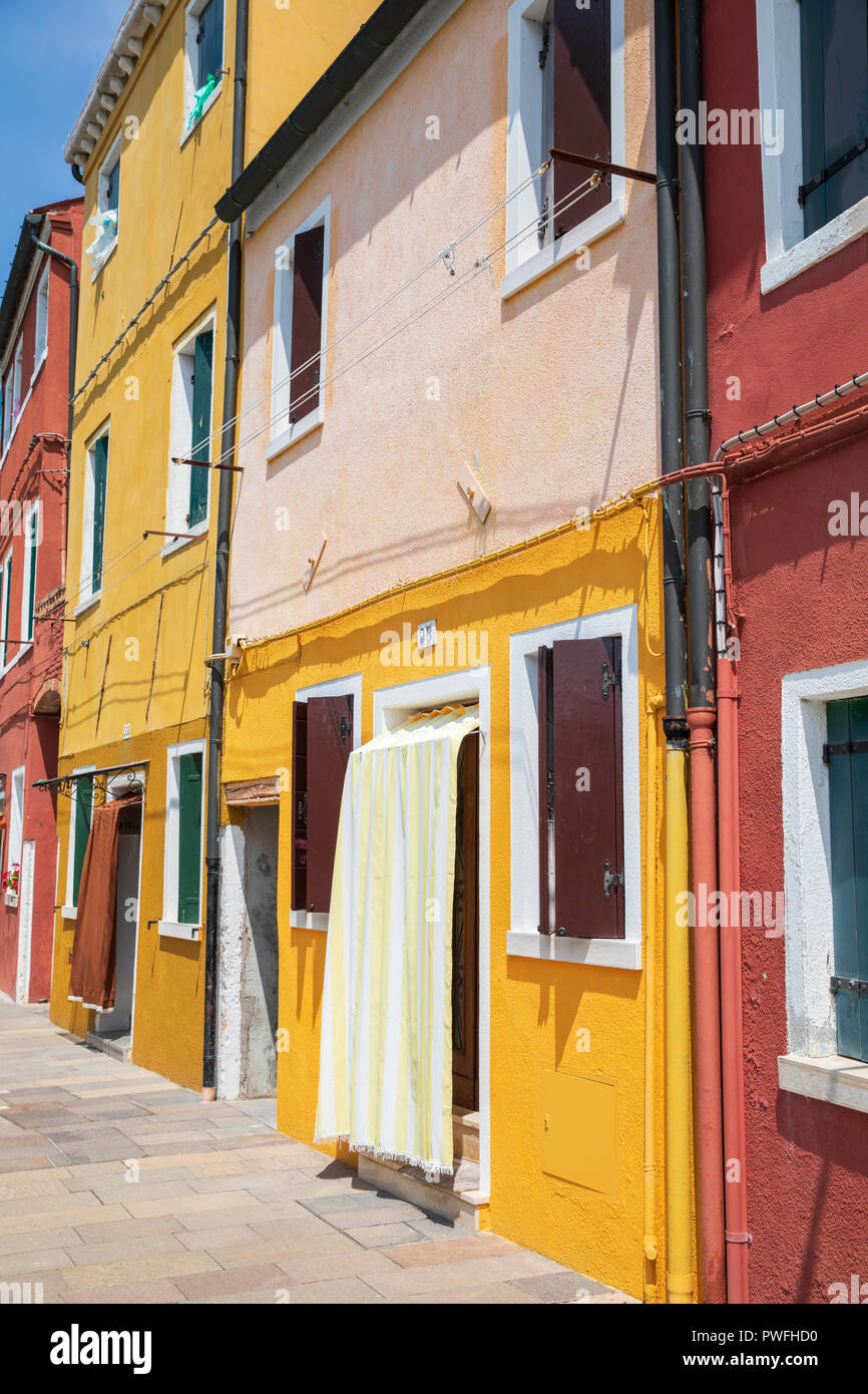 Maisons colorées sur l'île de Burano, Venise, Italie. Banque D'Images