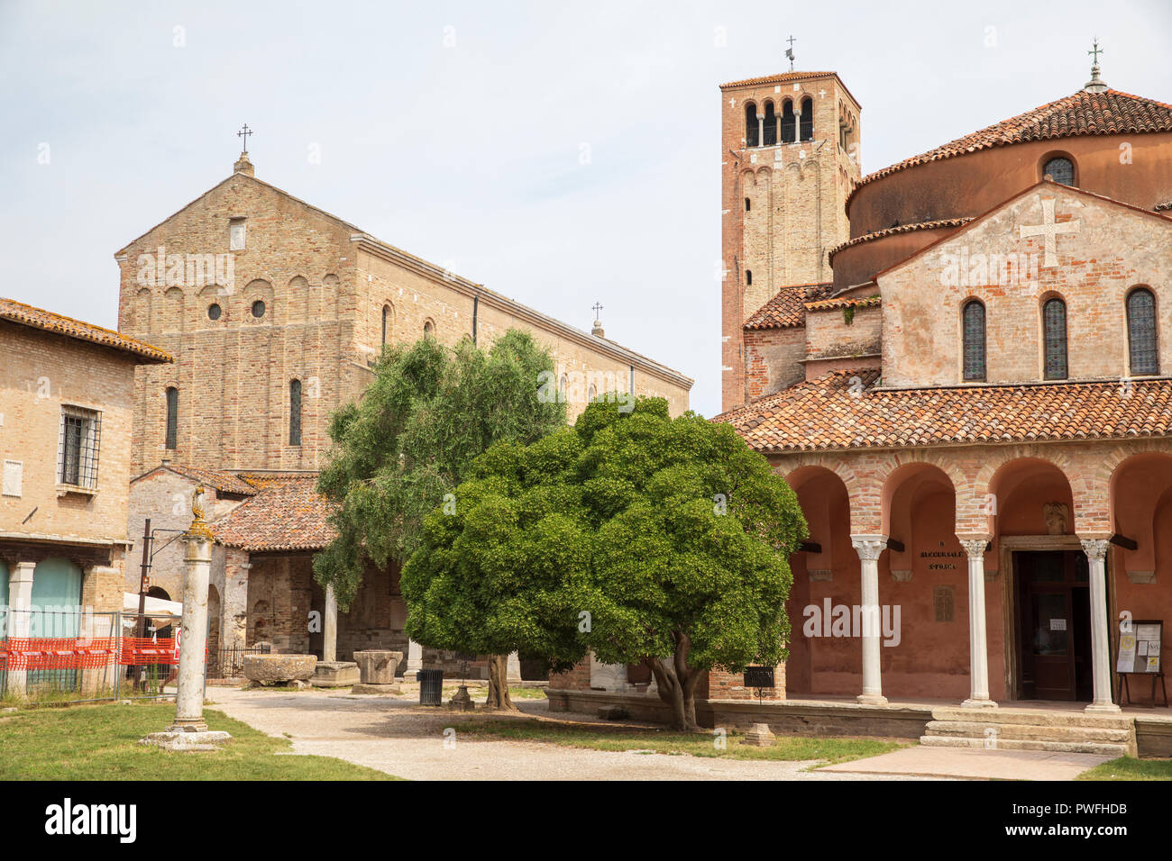 Basilica di Santa Maria Assunta et Chiesa di Santa Fosca (église Santa Fosca) sur l'île de Torcello dans la lagune de Venise, Italie. Banque D'Images