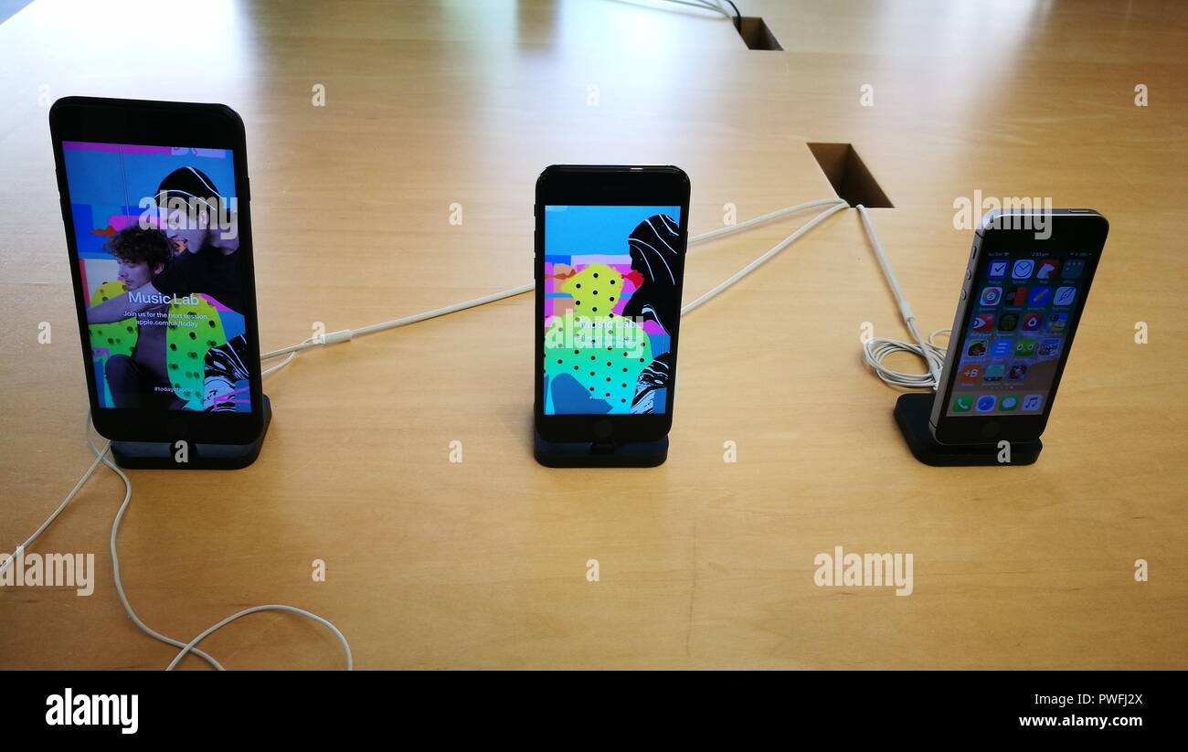 Apple iPhone, trois éditions de 2018 sur l'écran avec du parquet de l'arrière-plan. Banque D'Images