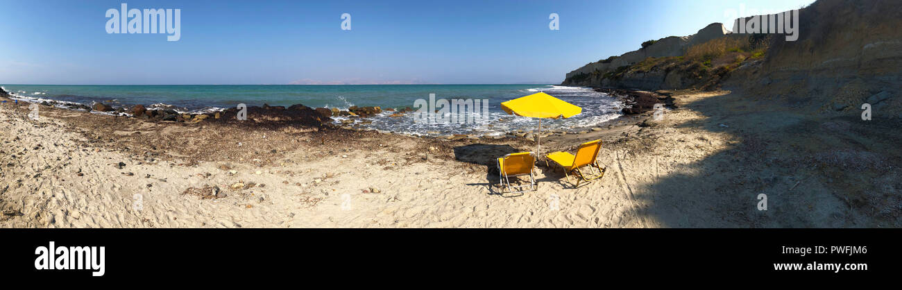 Panorama du salon jaune deux chaises de plage et un parasol sur la plage d'une île tropicale en face de la mer. Ressources graphiques pour le web design. Banque D'Images