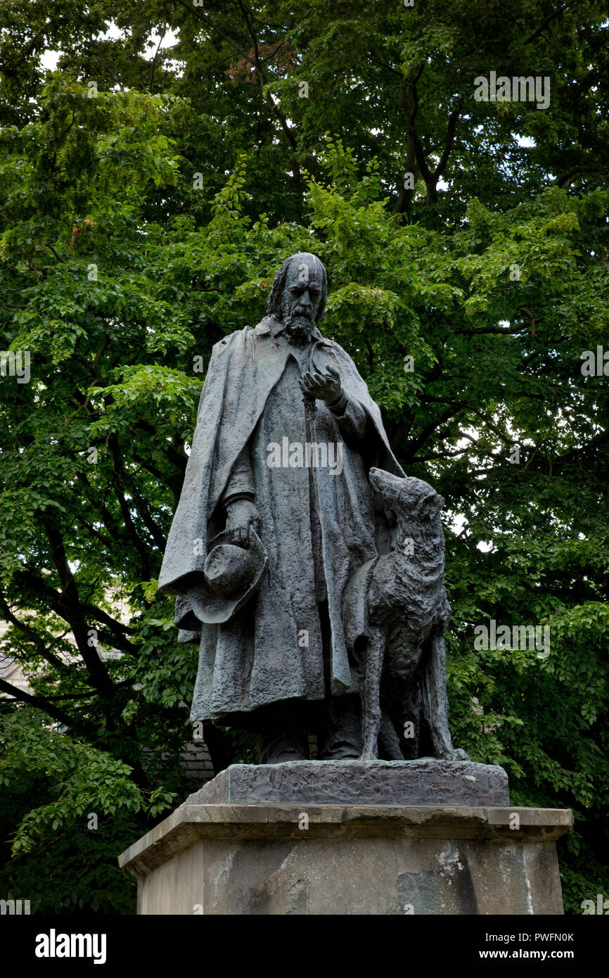 Statue d'Alfred, Lord Tennyson avec son chien Karénine, par G.F. Watts, la cathédrale de Lincoln, Ville de Lincoln, Angleterre, Royaume-Uni Banque D'Images