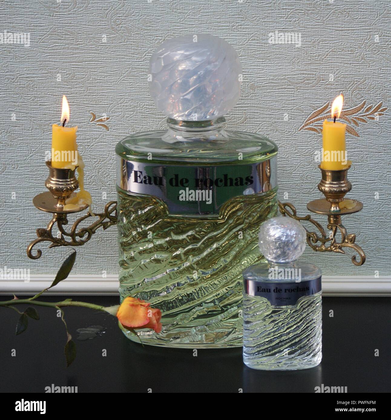Eau de Rochas, parfum pour femmes, grande bouteille de parfum à côté d'un  flacon de parfum commercial devant un piano candelabra avec bougies déco  lumineux Photo Stock - Alamy