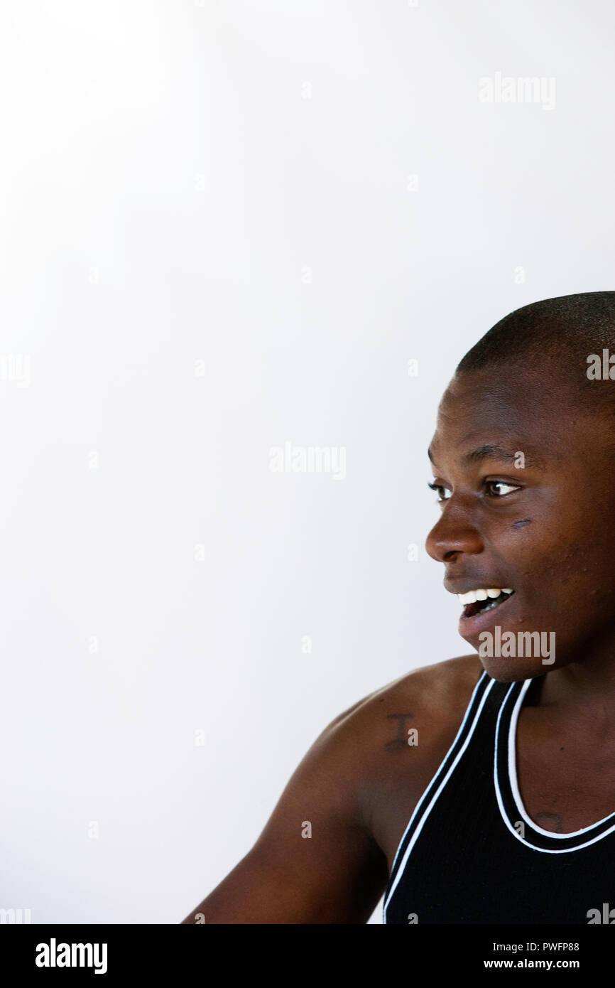 Beau, beau jeune homme africain, souriant et à la recherche sur le côté. Banque D'Images