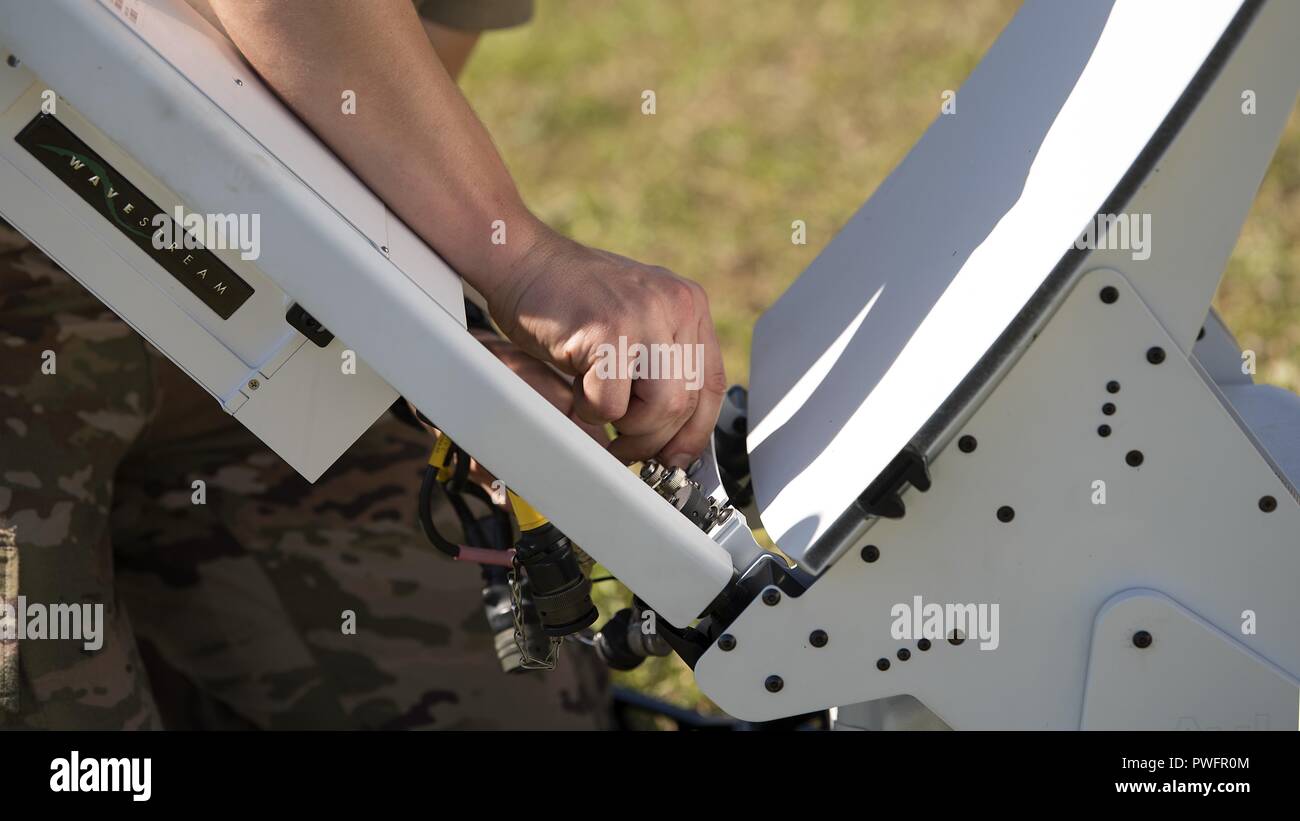 Florida Air National Guard et transport des États-Unis des équipes de commandement de l'élément de soutien des communications conjointes, la base aérienne MacDill, Floride, restaurer les capacités de communication à divers endroits dévastés par l'ouragan Michael, 13 octobre 2018. Ces experts de la Force totale peut installer, exploiter et améliorer les services de communication puis déplacer en quelques heures, prenant en charge les efforts de secours en cas de catastrophe. (U.S. Air Force photo story par un membre de la 1re classe Caleb Nunez). () Banque D'Images