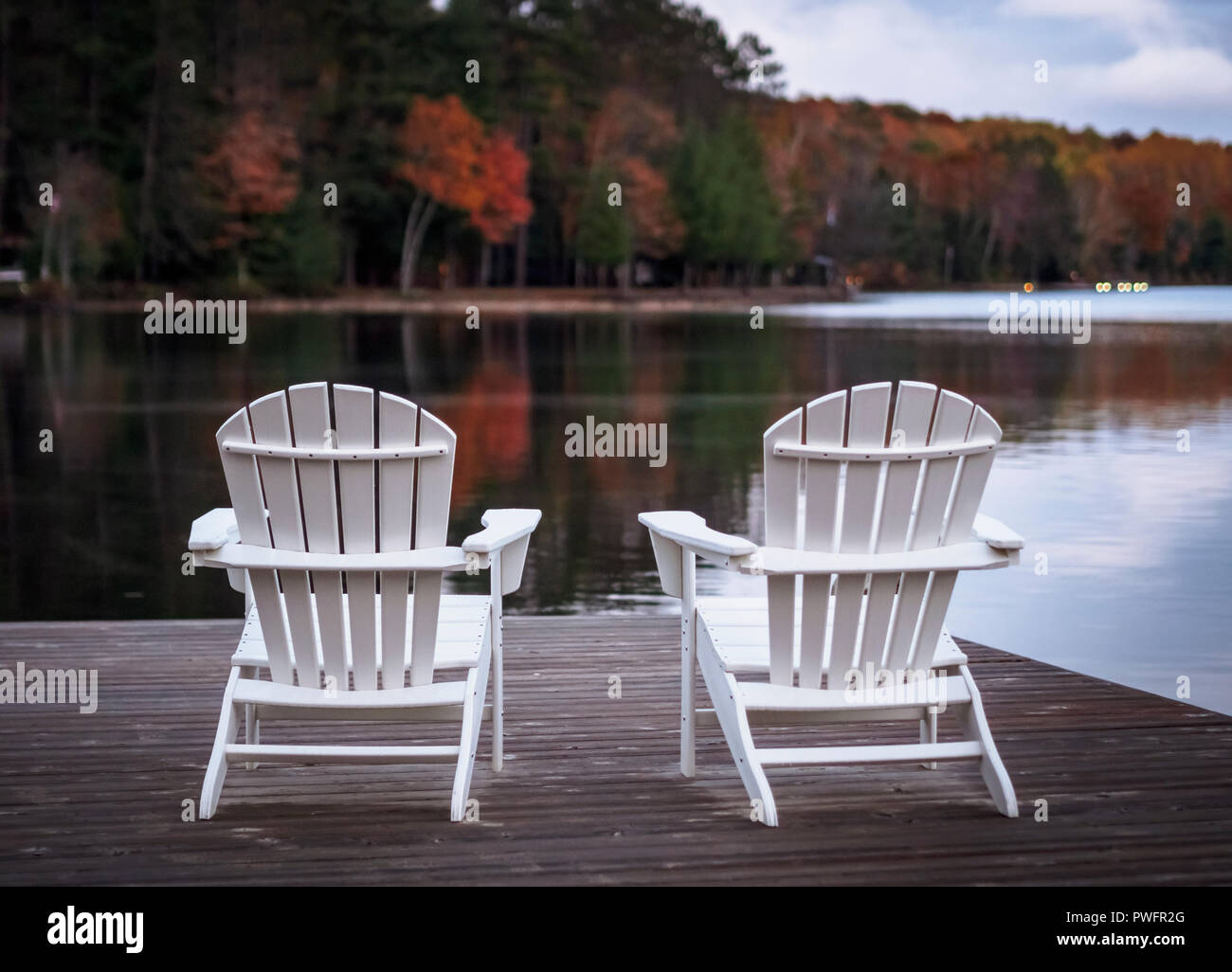 Deux chaises Muskoka en face du lac Ontario, Benoir sur un quai en bois au cours de l'automne. Banque D'Images