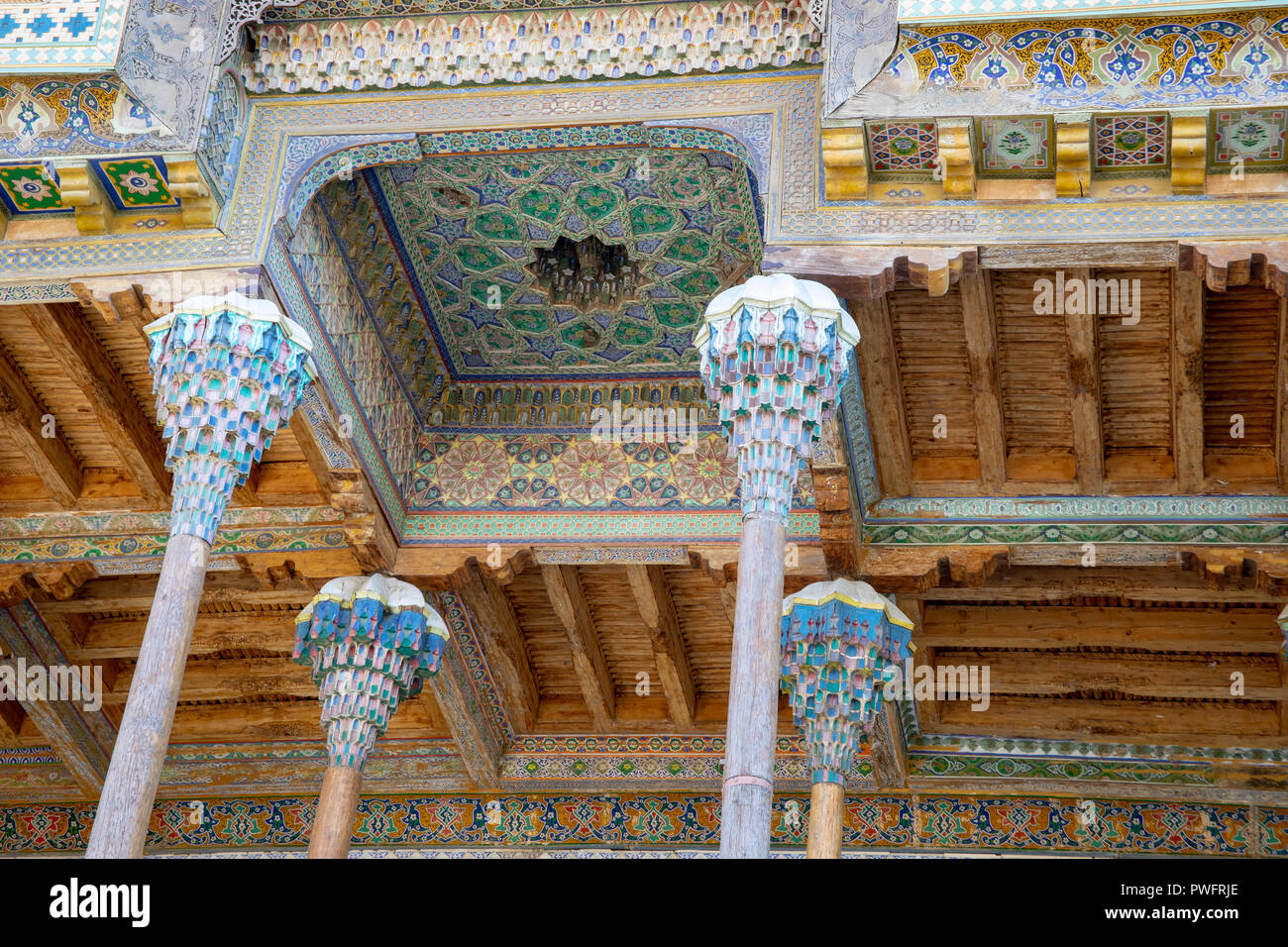 Plafond en bois sculpté et peint plus de détails à la mosquée Bolo Hauz à Boukhara, Ouzbékistan. Banque D'Images