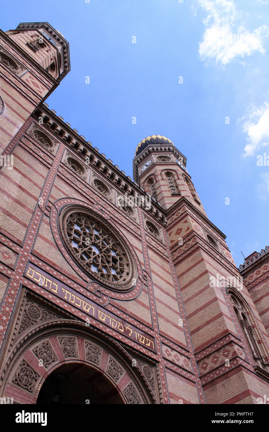 Vue inclinée vers le haut à la Grande Synagogue de la rue Dohany à Budapest, Hongrie Banque D'Images