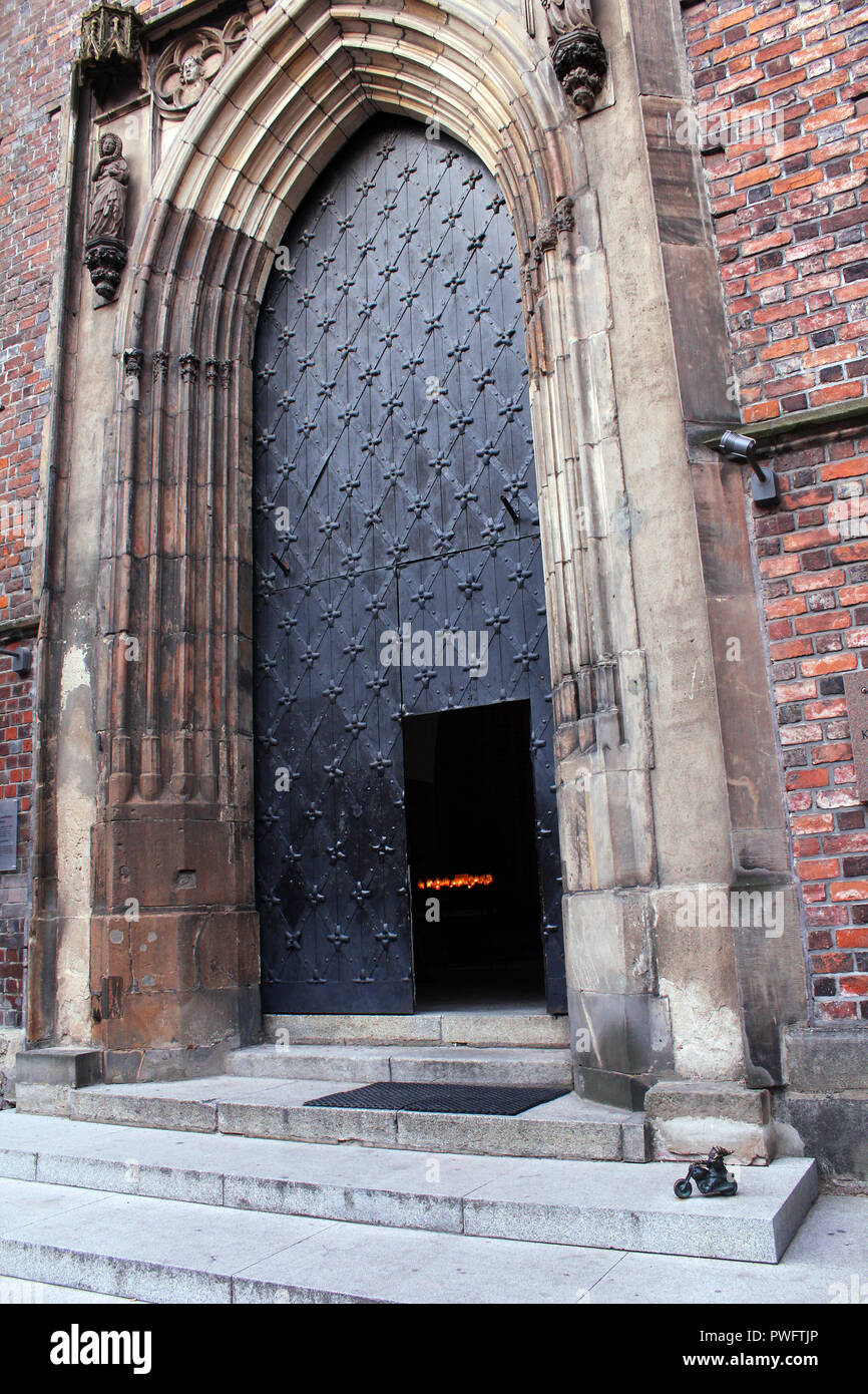 Petite statue en bronze de nain sur motorcycle sur porte de l'Eglise Sainte-marie Madeleine, symbole de l'autre mouvement orange à Wroclaw, Pologne Banque D'Images