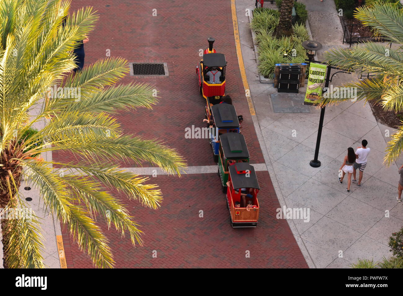 Orlando, Floride. Le 27 septembre 2018. Vue aérienne du Petit Train et couple walking at Orlando de l'oeil. Banque D'Images