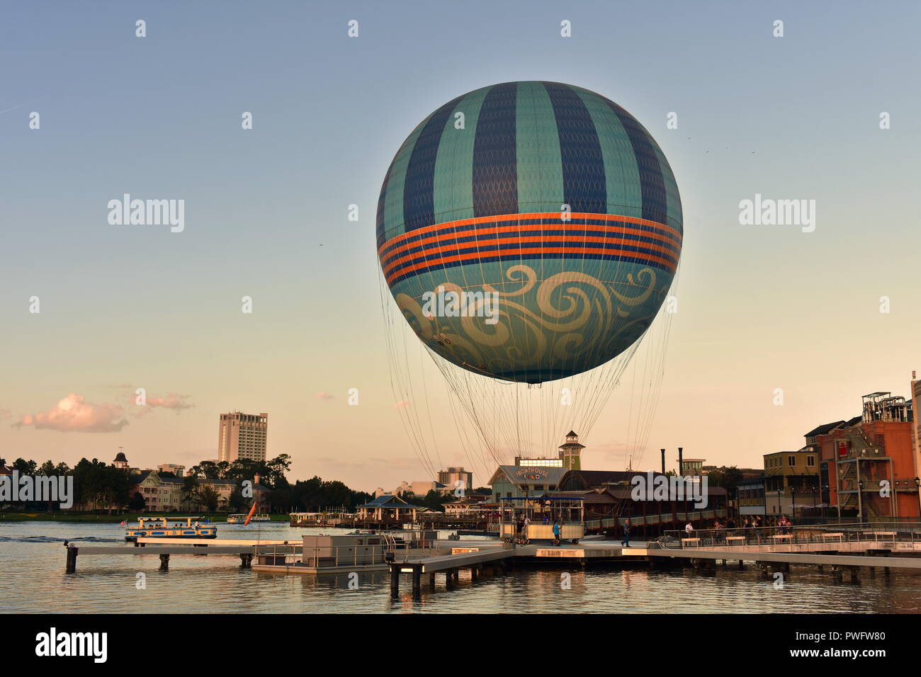 Orlando, Floride. Le 27 septembre 2018. Montgolfière sur fond coucher de soleil magnifique à Lake Buena Vista. Banque D'Images