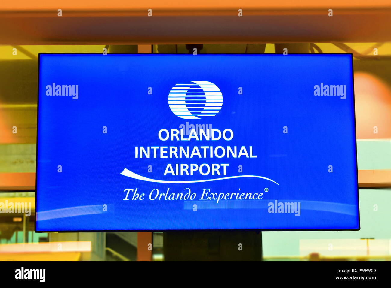 Orlando, Floride, le 28 août 2018, l'Aéroport International d'Orlando sur fond coloré. Banque D'Images