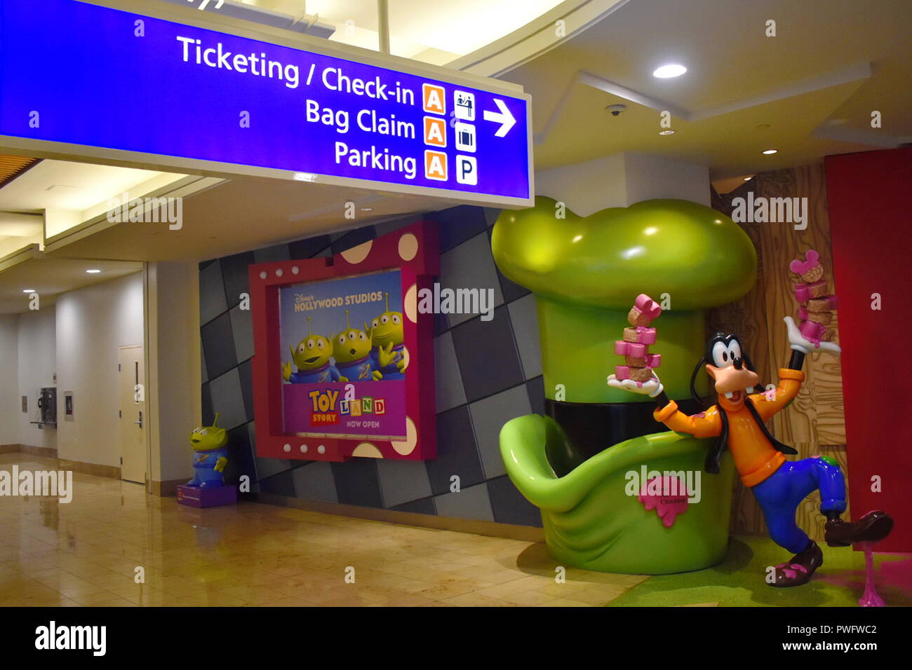 Orlando, Floride, le 28 août 2018, la billetterie et les informations d'inscription à l'aéroport et Goofy. Banque D'Images