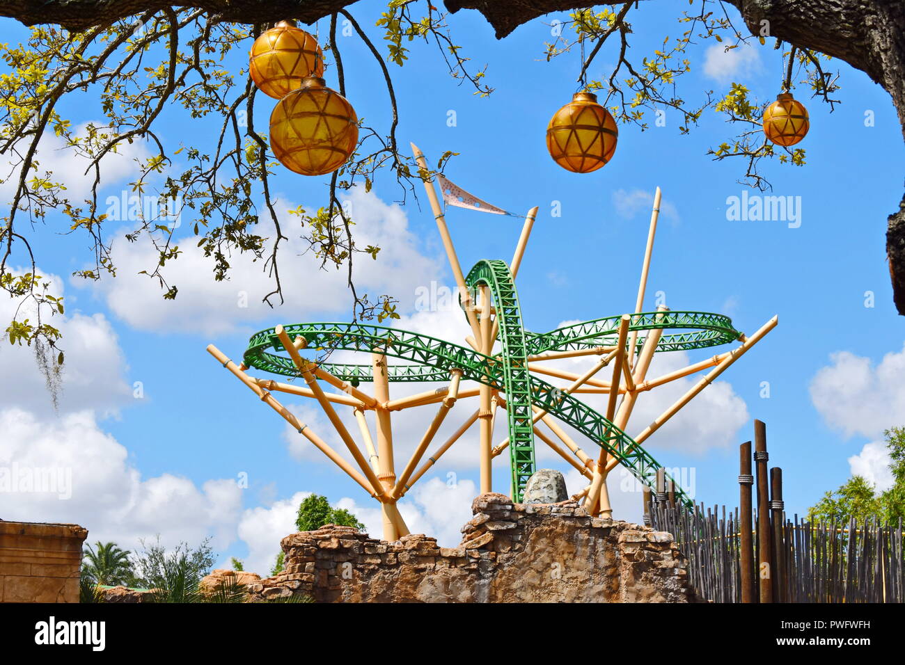 Tampa, Floride ; septembre 29,2018. Belle hunging ballons , et Cheetah Hunt Rollercoaster sur fond bleu nuageux à Bush Gardens Tampa. Banque D'Images