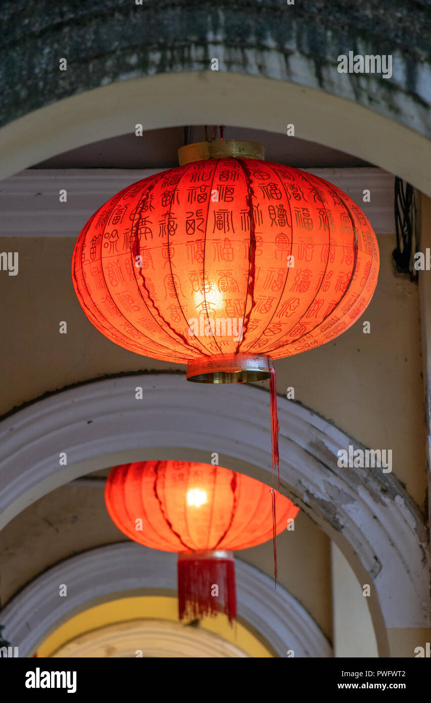 Les lignes d'un éclairage de lanternes rouges suspendus dans l'arcade sur la rue à Penang, Malaisie. Banque D'Images
