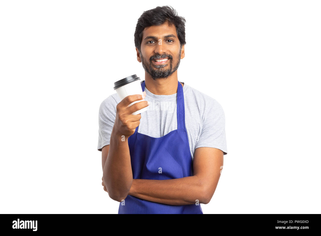 Smiling hypermarché ou supermarché employé enojoying avec pause café pour aller mug isolated on white background studio Banque D'Images