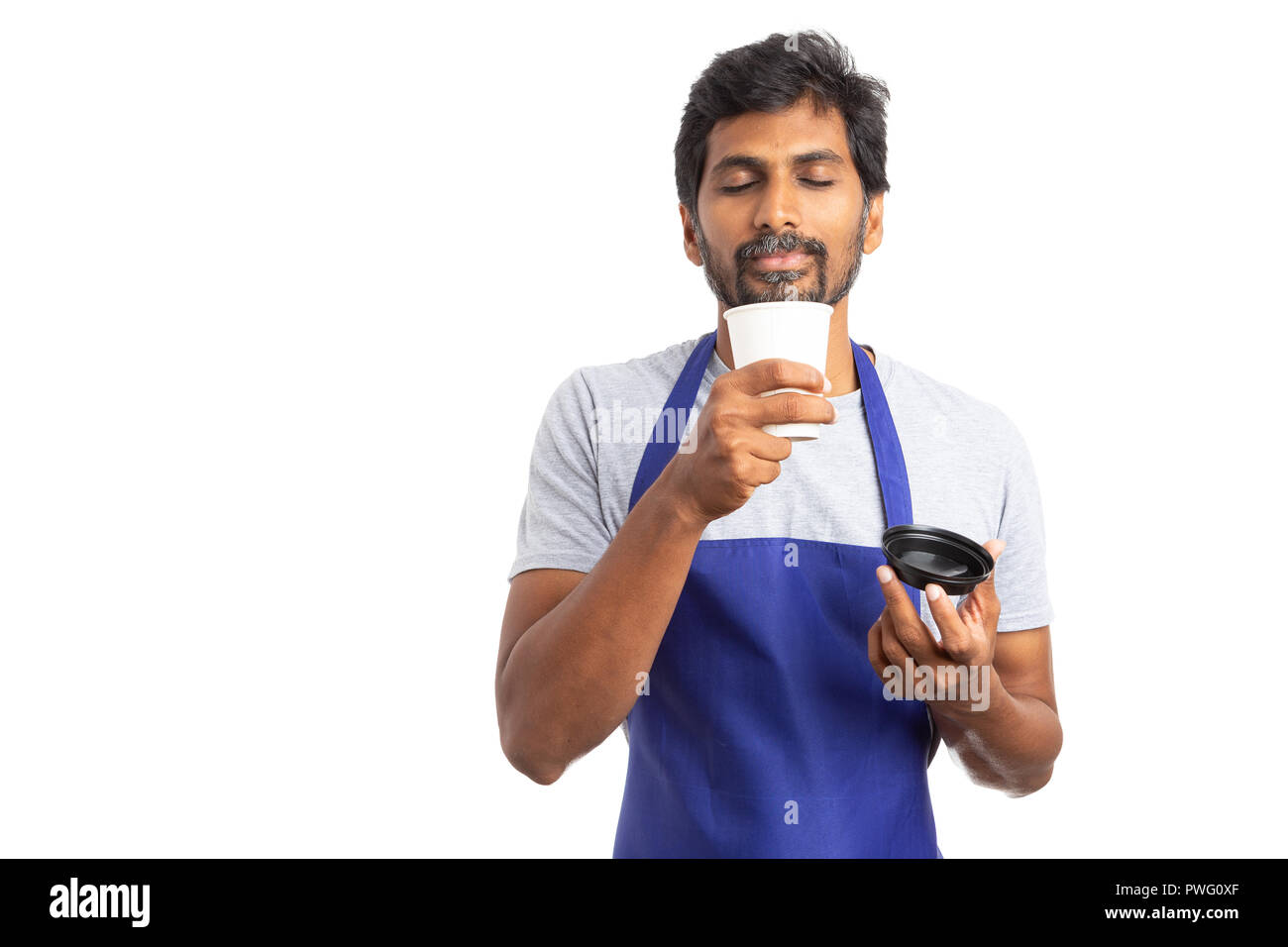 Homme employé indien bénéficiant d'odeur de boisson chaude au cours de pause café comme concept relaxant isolé sur fond blanc Banque D'Images