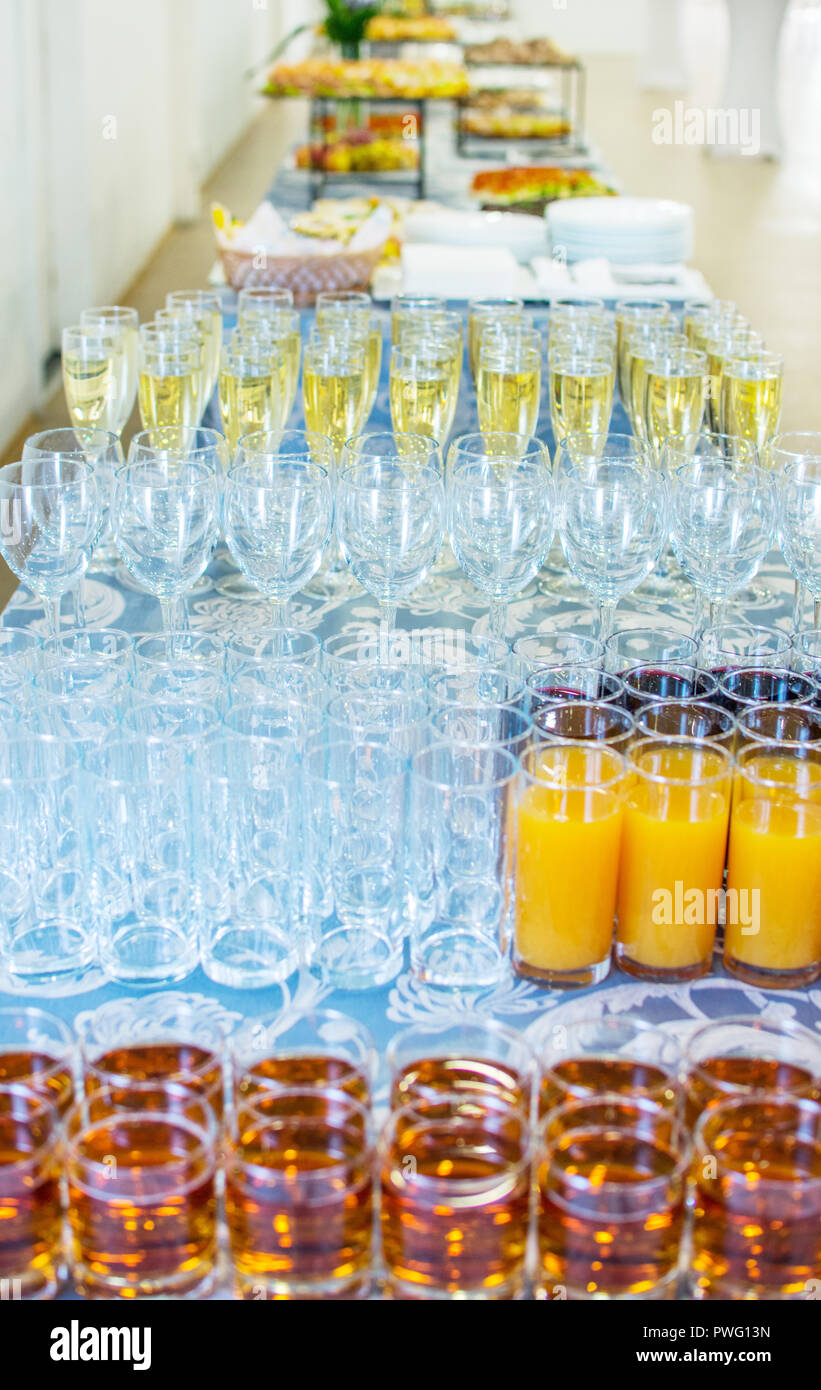 Arrière-plan de l'alimentation. de verres de jus de fruits et champagne sur table du buffet. Banque D'Images