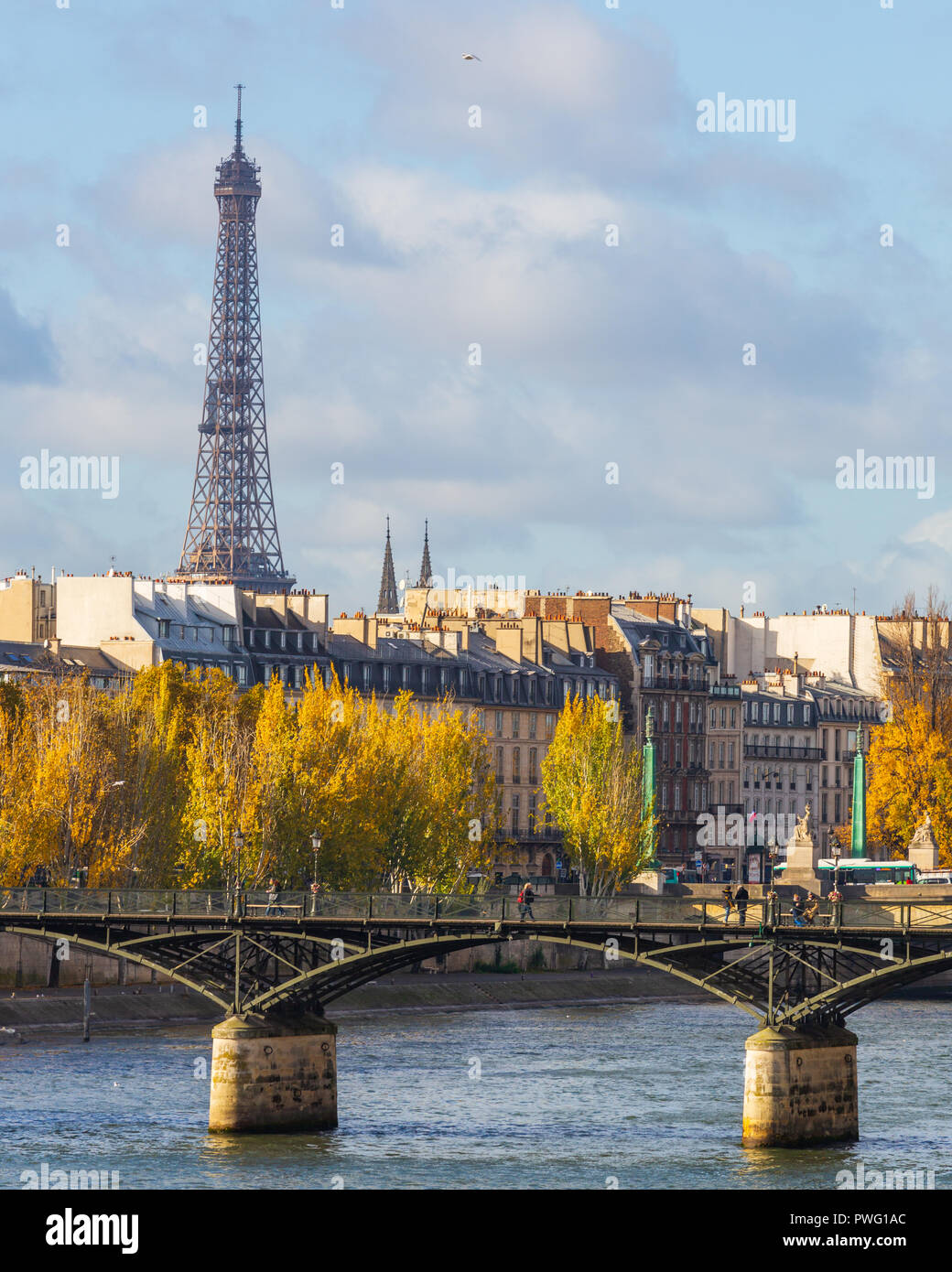 Photographie de la Tour Eiffel à Paris, France, sur une journée d'automne Banque D'Images