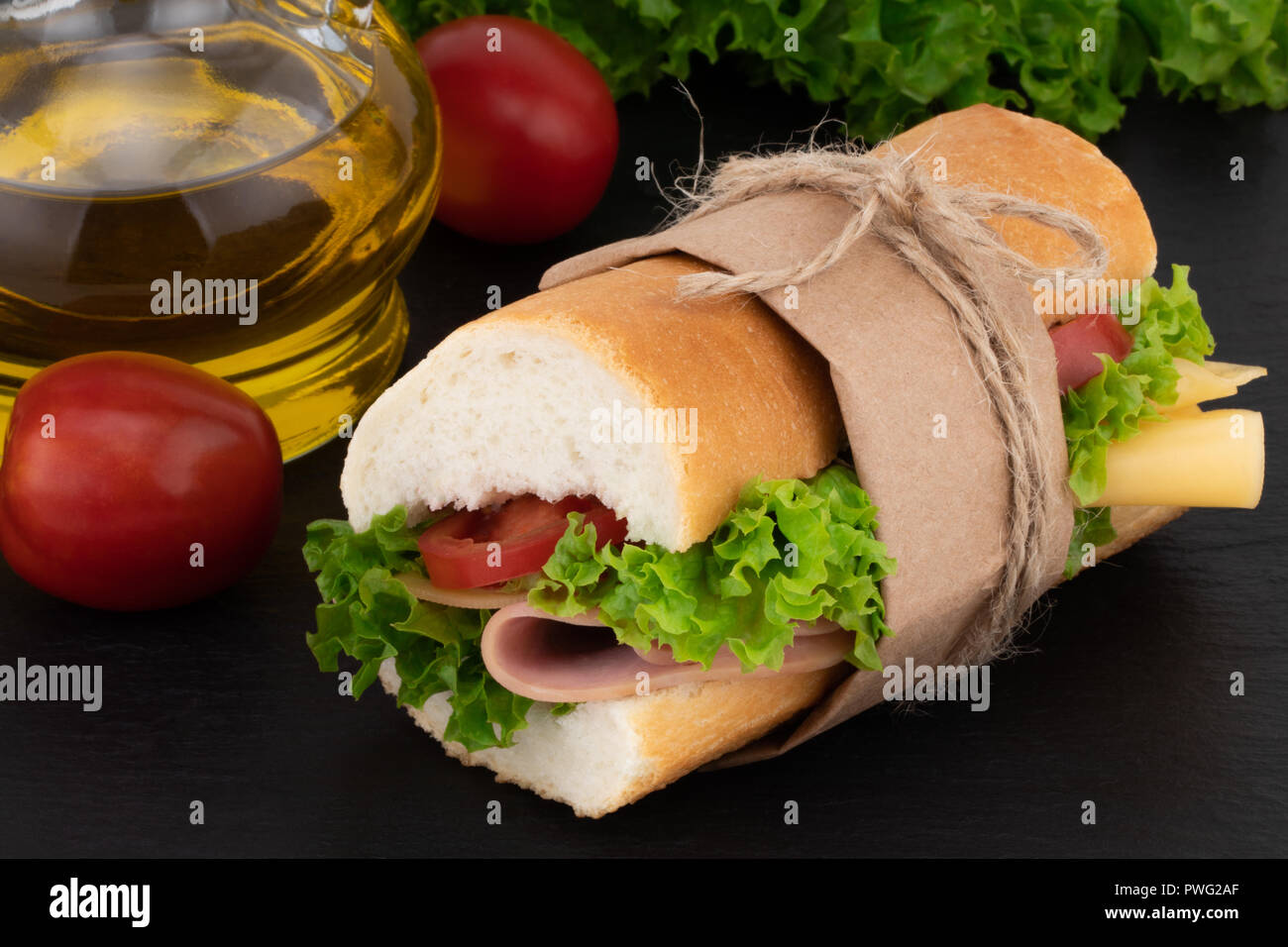 Avec sandwich au jambon, fromage, tomates, laitue sur plus de pierre. Banque D'Images