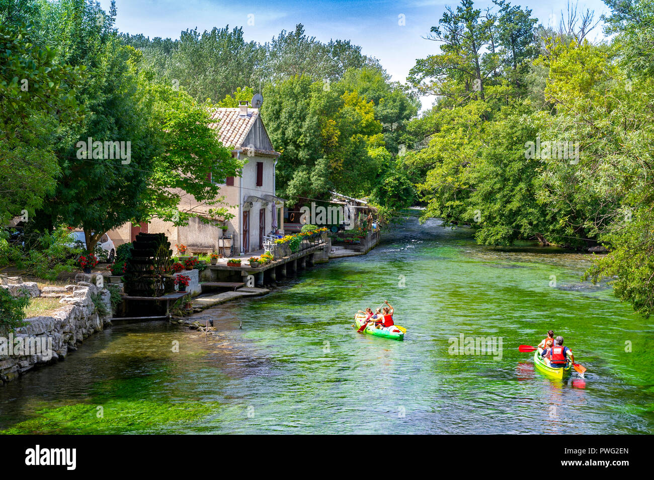 Vaucluse (84). Balade en canoë sur la rivière Sorgue entre  Fontaine-de-Vaucluse et l'Isle-sur-Sorgue // France. Vaucluse (84).  Excursion en canot sur la Sorgu Photo Stock - Alamy