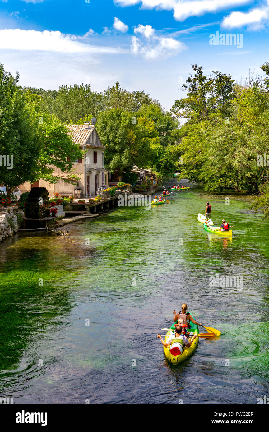 Vaucluse (84). Balade en canoë sur la rivière Sorgue entre Fontaine-de-Vaucluse et l'Isle-sur-Sorgue // France. Vaucluse (84). Excursion en canot sur la Sorgu Banque D'Images