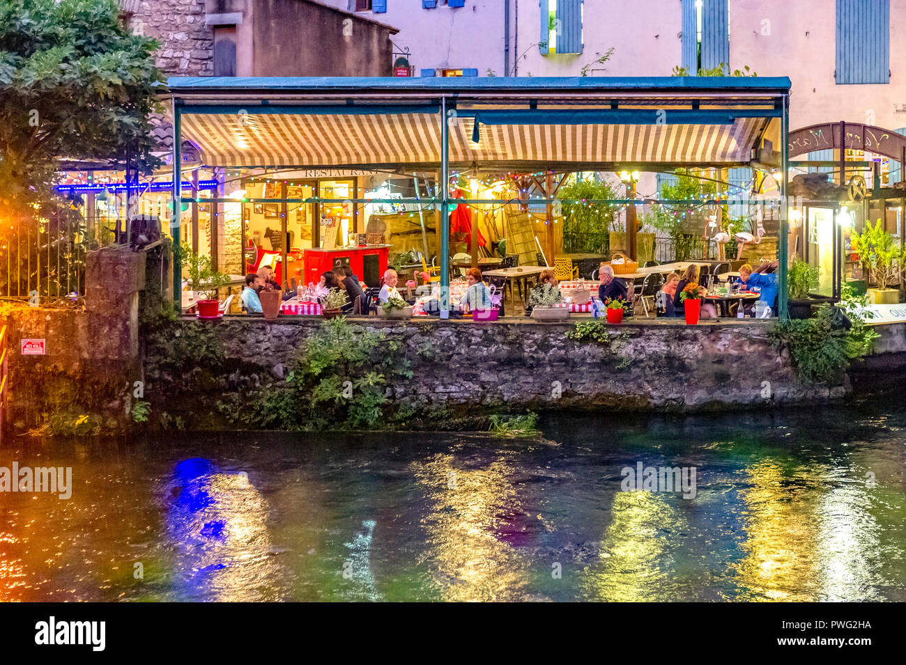 La France. Vaucluse (84). Fontaine de Vaucluse. Source de la Sorgues. Exsurgence plus grande métropole. Restaurant sur Sorgue Banque D'Images