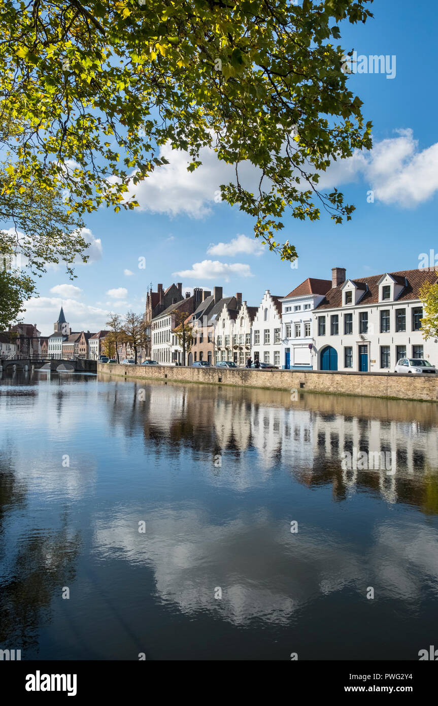 Scène de rue de canal mer logement dans la ville historique de Bruges, Flandre occidentale, Belgique Banque D'Images