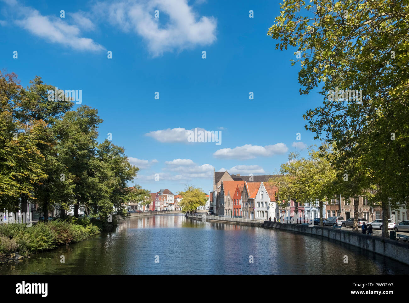 Scène de rue de canal mer logement dans la ville historique de Bruges, Flandre occidentale, Belgique Banque D'Images