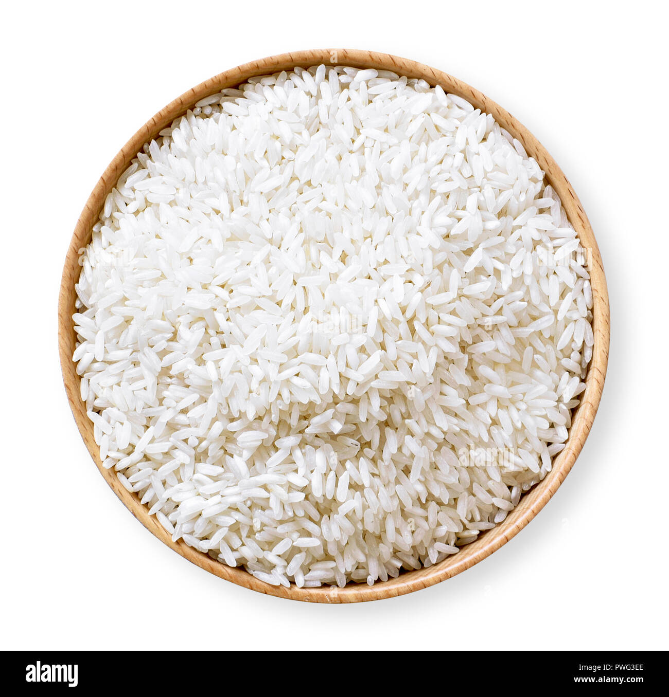 Cru, le riz étuvé dans un bol en bois. Plat de riz, isolé sur fond blanc, le régime alimentaire ou d'une saine alimentation. Banque D'Images