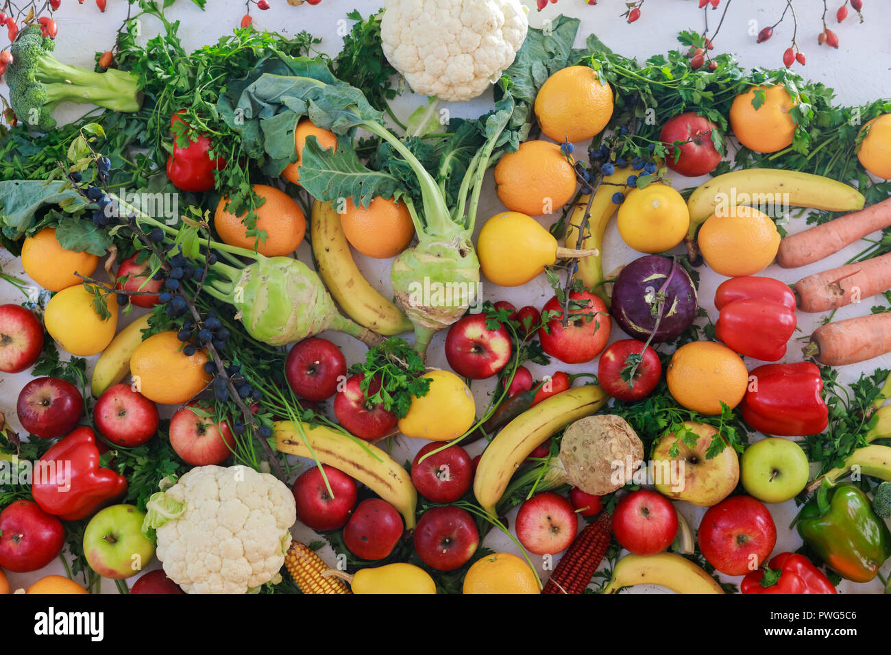 Les fruits et légumes de couleur arc-en-ciel sur un tableau blanc. L'alimentation saine et jus de jour de Thanksgiving concept. Banque D'Images