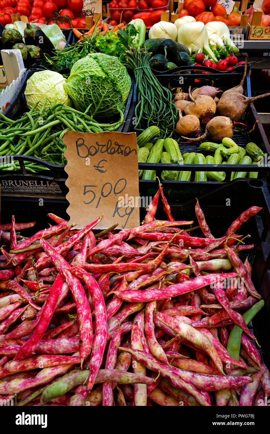 Blocage des fruits et légumes dans le marché de la place piazza delle vettovaglie Pisa,,Toscane,Italie,Europe Banque D'Images