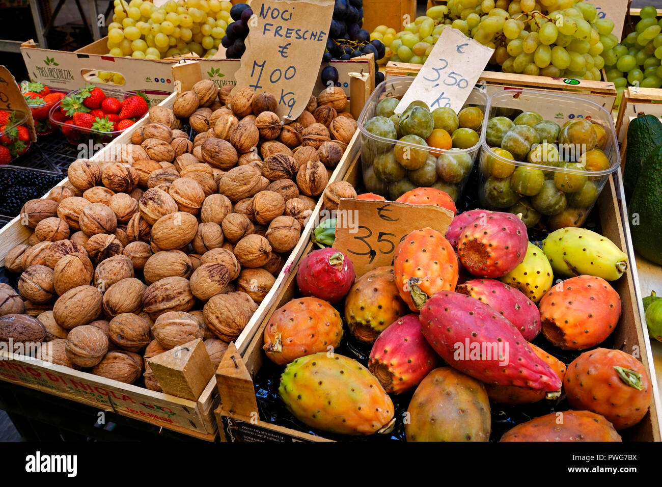Blocage des fruits et légumes dans le marché de la place piazza delle vettovaglie Pisa,,Toscane,Italie,Europe Banque D'Images