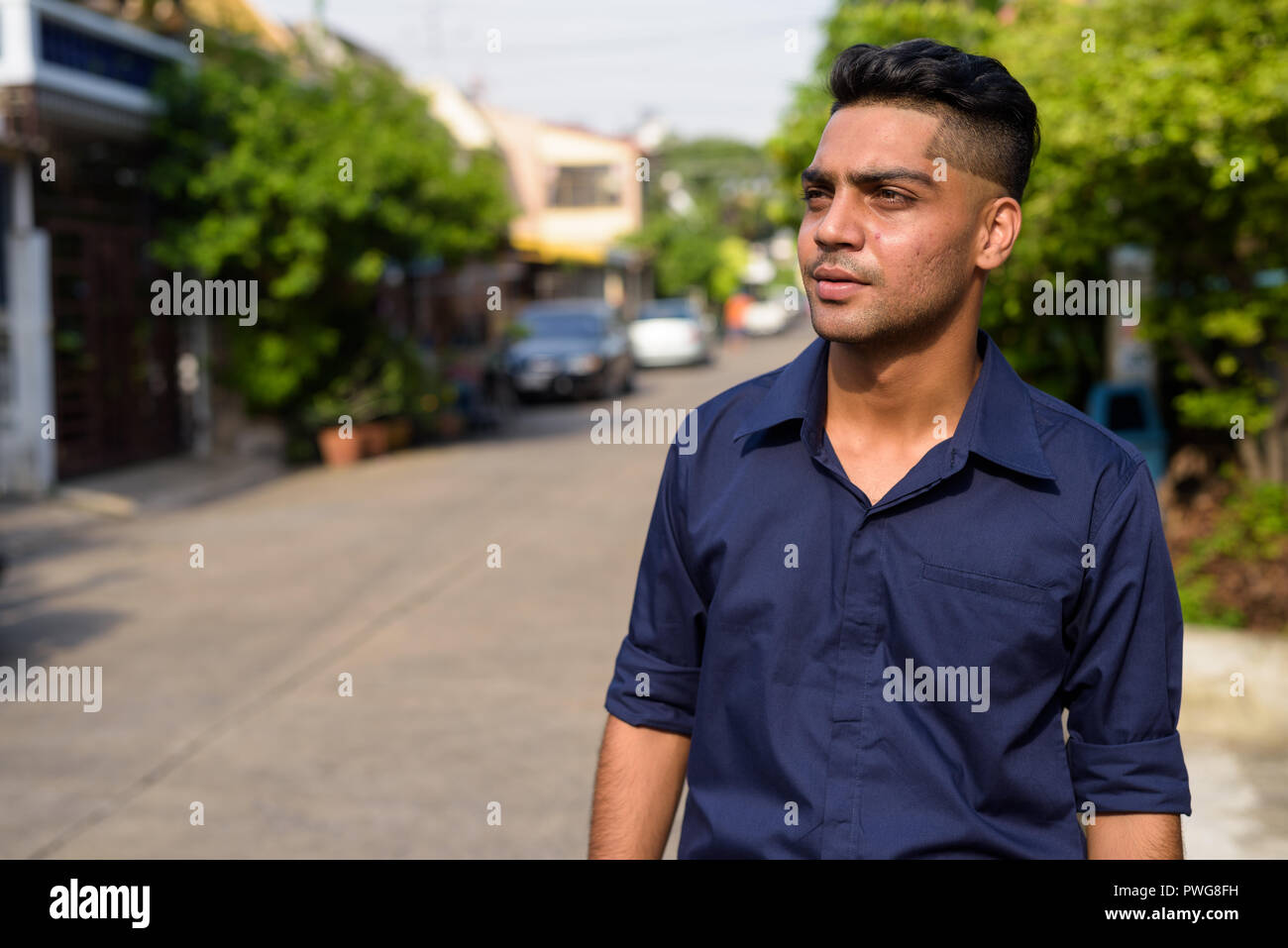 Jeune homme d'affaires indien dans les rues à l'extérieur Banque D'Images
