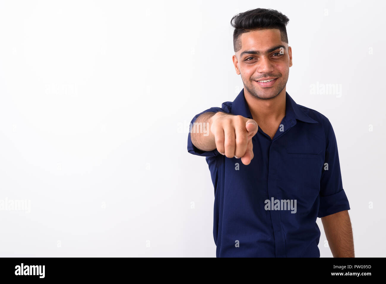 Portrait de jeune homme d'affaires indien contre fond blanc Banque D'Images