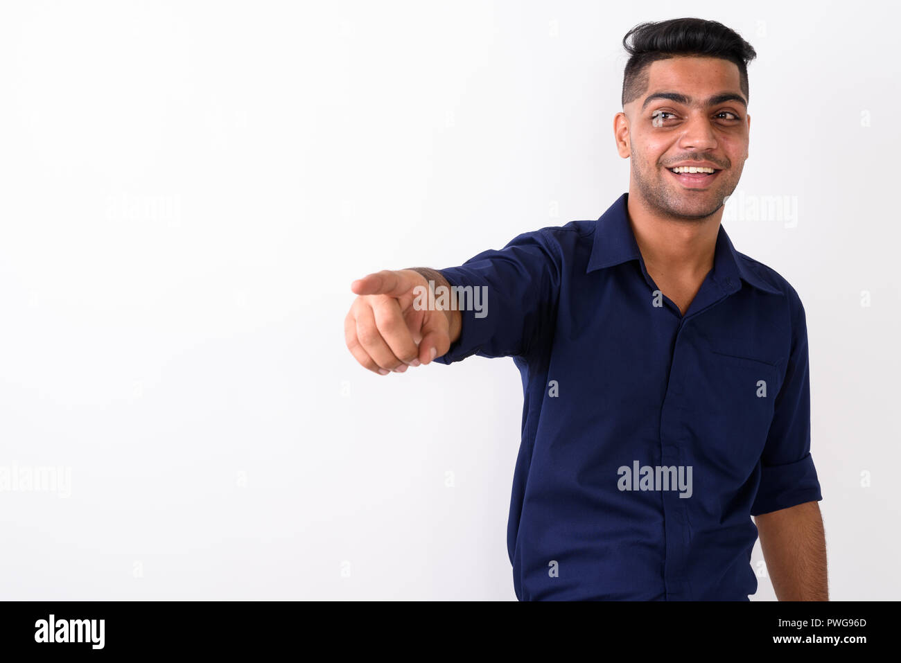 Portrait de jeune homme d'affaires indien contre fond blanc Banque D'Images