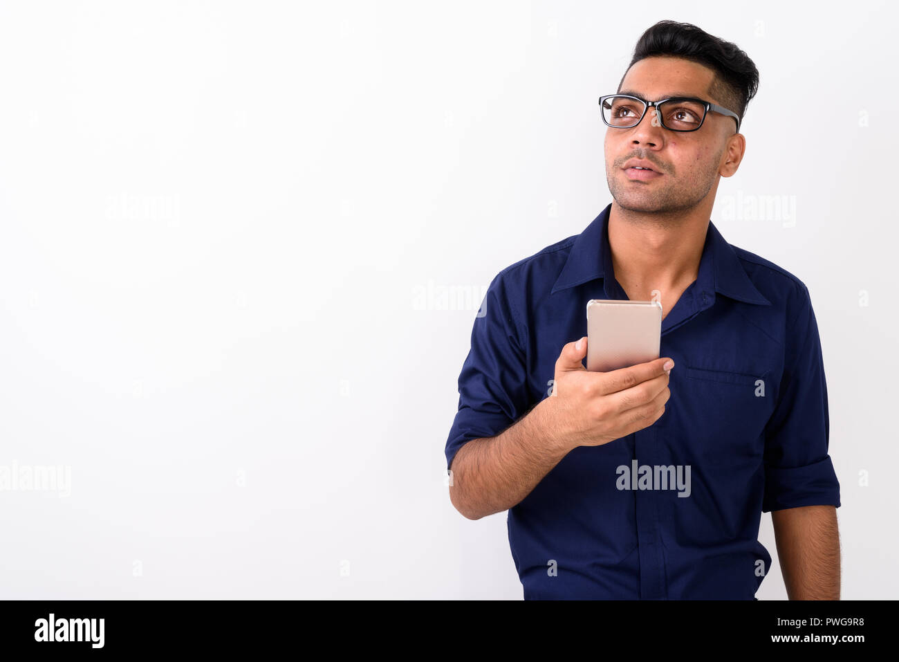 Young Indian businessman using mobile phone contre zone blanche Banque D'Images
