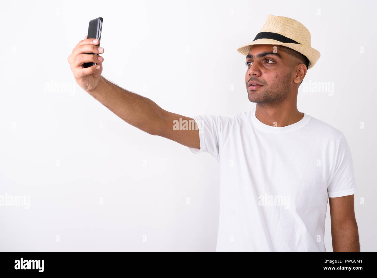 Les jeunes touristes indiens man wearing hat against white background Banque D'Images