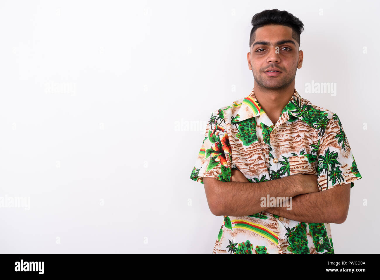 Jeune Indien vêtu d'Hawaiian shirt blanc contre ba Banque D'Images