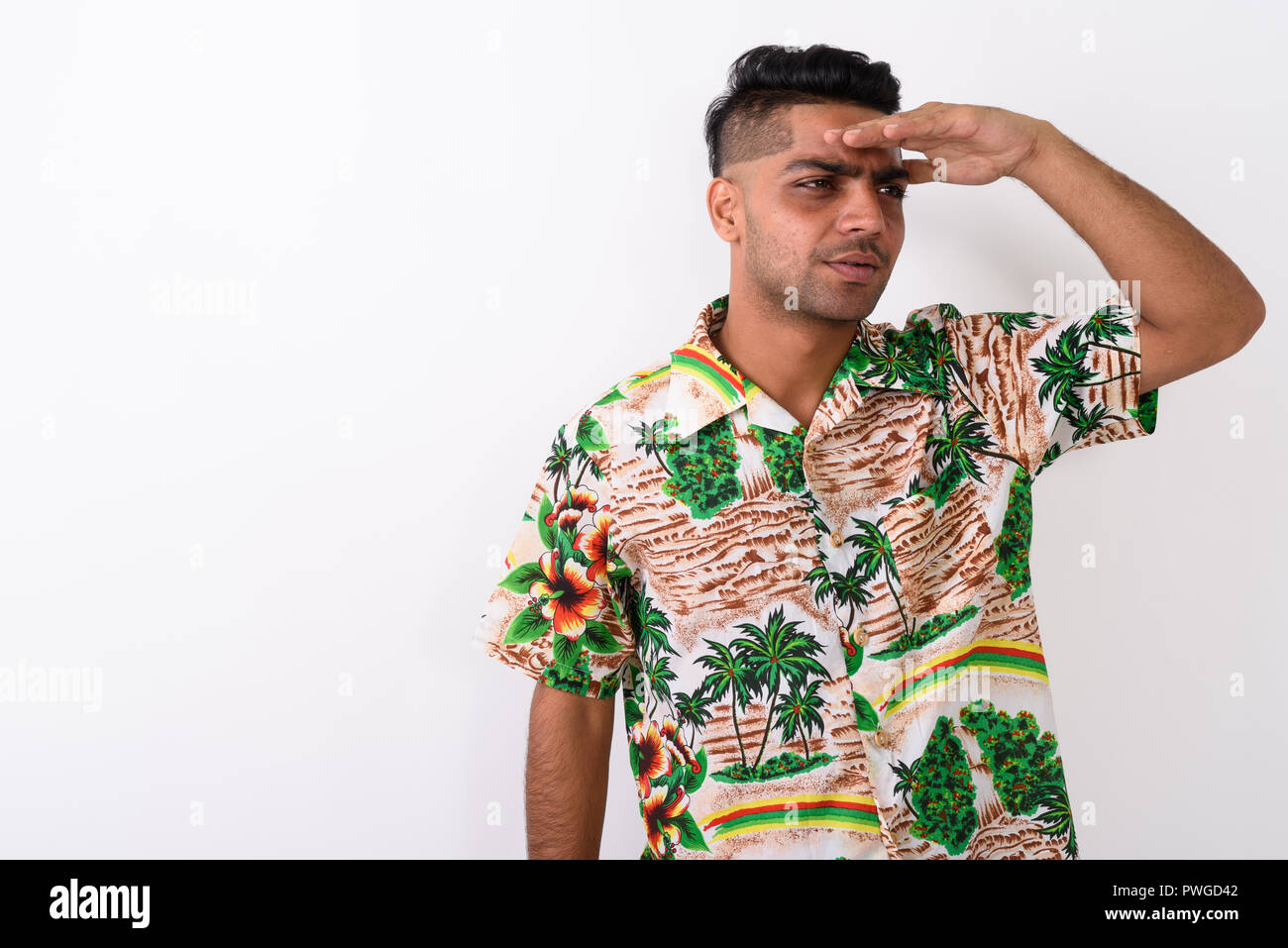 Jeune Indien vêtu d'Hawaiian shirt blanc contre ba Banque D'Images