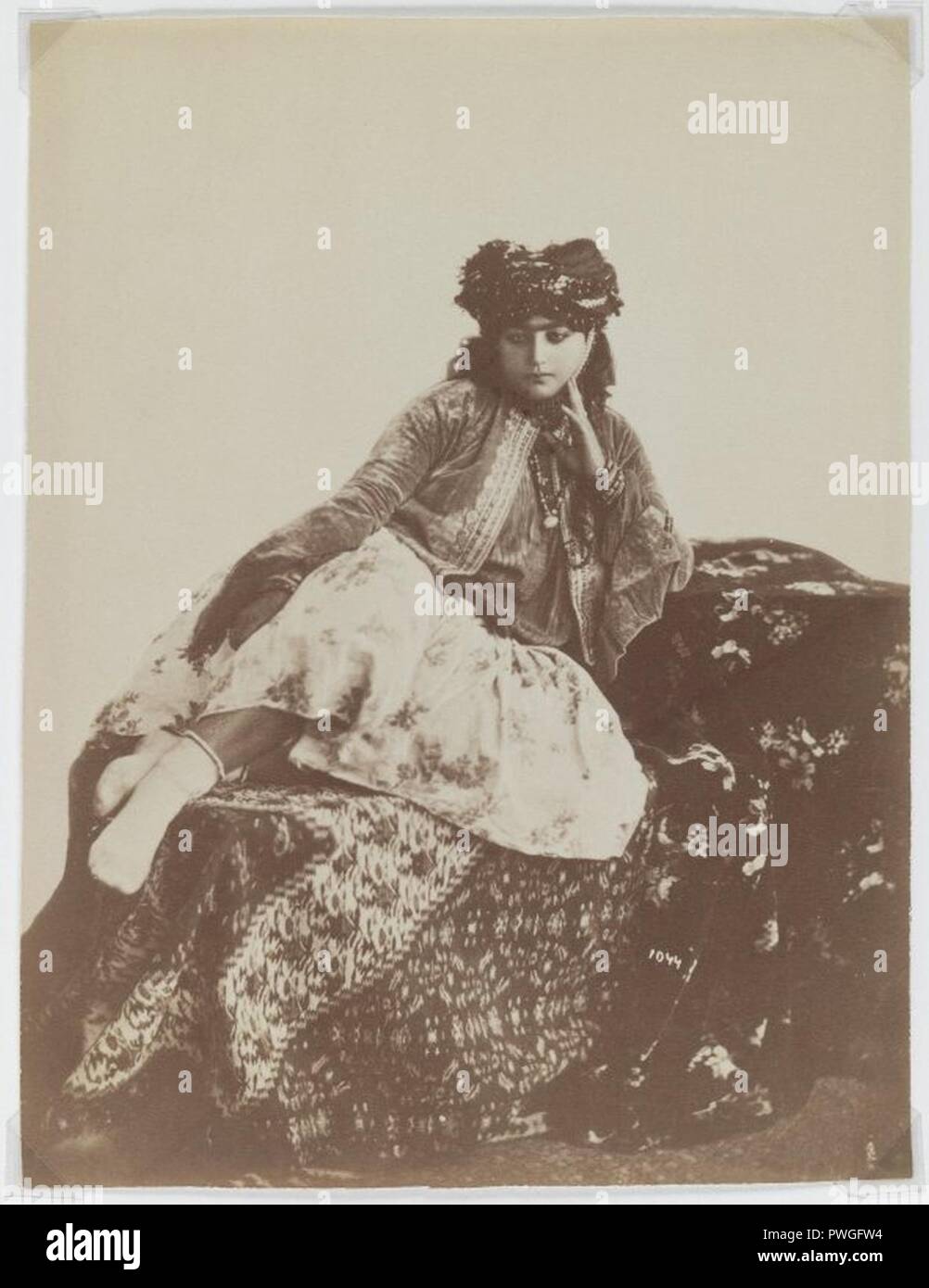 Femme allongée avec un turban - Antoin. Sevruguin Banque D'Images