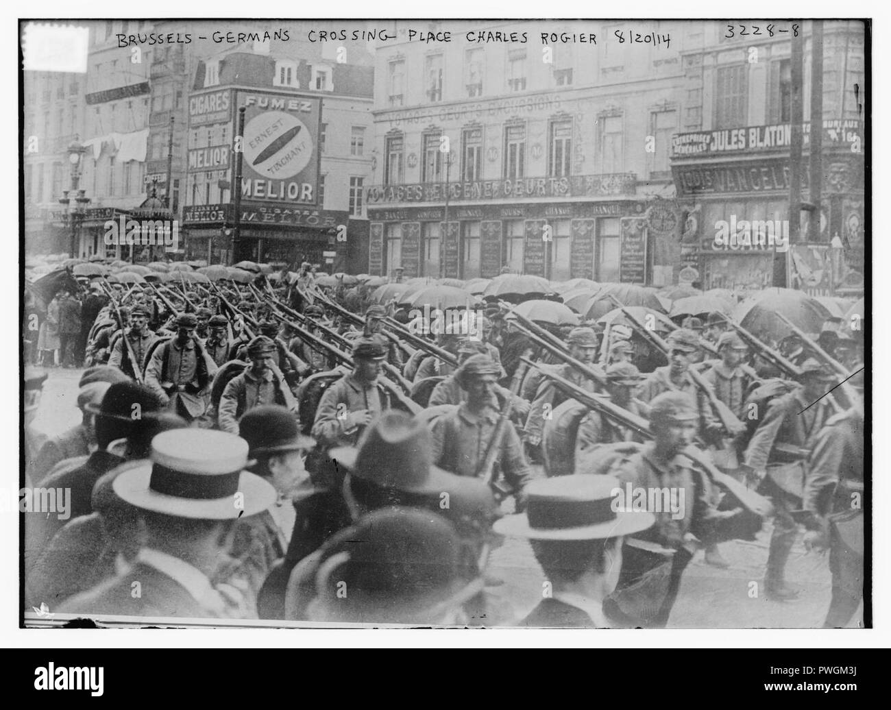 Bruxelles - Allemands crossing Place Charles Rogier, 8-20-14 Banque D'Images